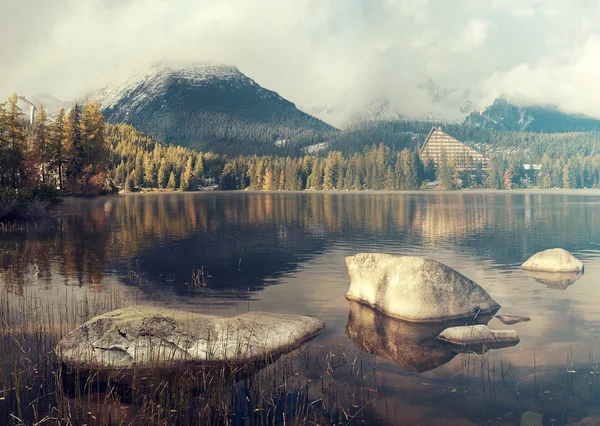 Panorama do lago Montanha na Eslováquia Strbske pleso — Fotografia de Stock