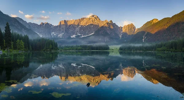 Bergsee in den Alpen, laghi di fusine, Italien — Stockfoto