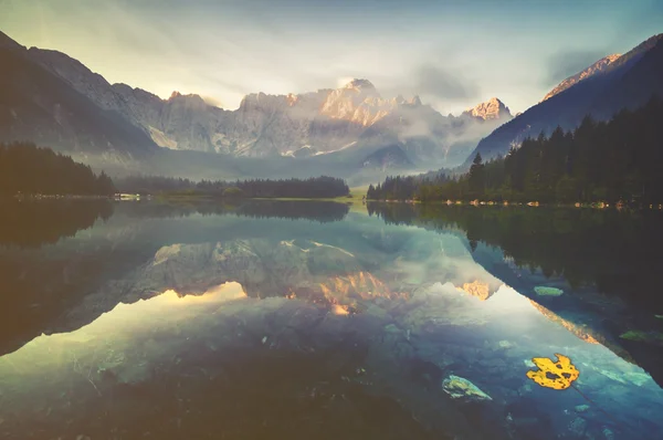 Danau pegunungan di pegunungan Alpen, Laghi di Fusine, Italia — Stok Foto