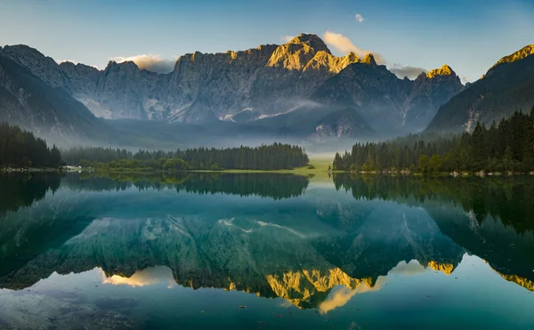 Lago de montaña en los Alpes, Laghi di Fusine, Italia — Foto de Stock