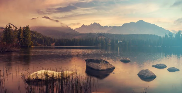 Panorama do lago Montanha na Eslováquia Strbske pleso — Fotografia de Stock