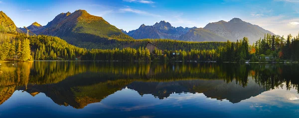 Panorama do lago Montanha na Eslováquia Strbske pleso — Fotografia de Stock