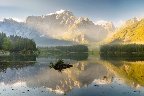 Lago di montagna nelle Alpi — Foto Stock