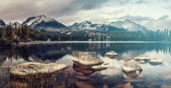 Lago de montanha nos alpes — Fotografia de Stock