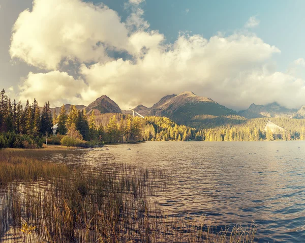 Montanha lago nas Montanhas Tatra — Fotografia de Stock