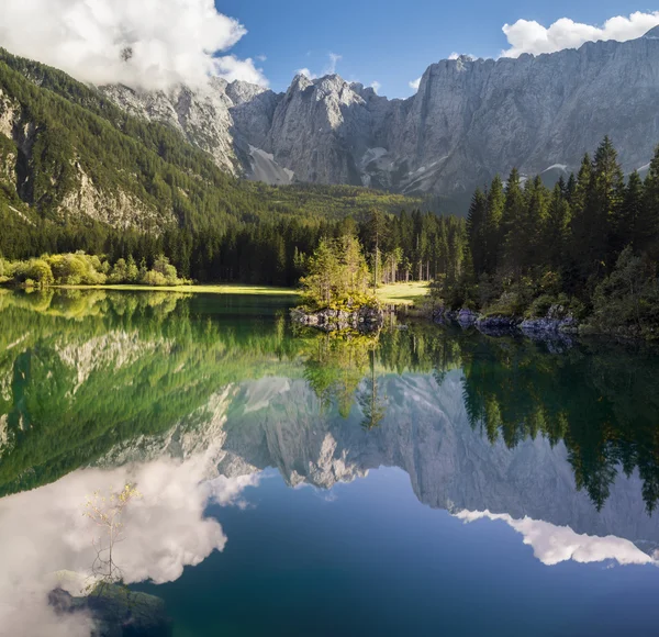 Mountain lake in the Alps — Stock Photo, Image