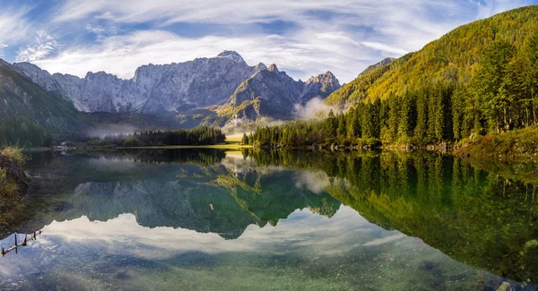 Alplerdeki dağ gölü