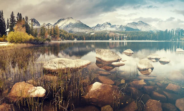 Montanha lago nas Montanhas Tatra — Fotografia de Stock