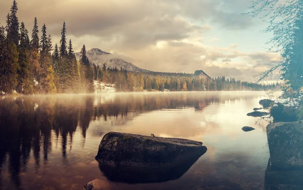 Bergsee in den Alpen — Stockfoto