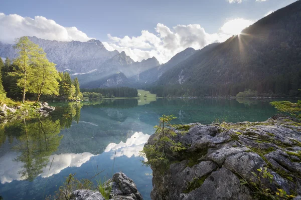 Horské jezero v Alpách — Stock fotografie