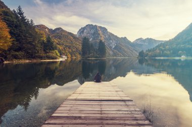 Alplerdeki dağ gölü