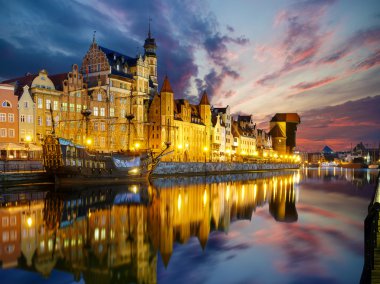 Gdansk Cityscape sonbahar, Polonya bulutlu gökyüzü altında
