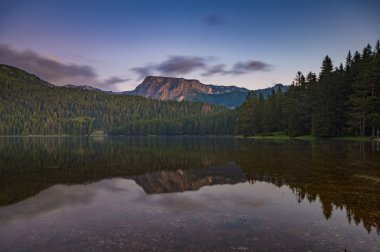 dağlar ve yaz gölde doğal görünümünü