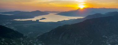 dağlar ve yaz gölde doğal görünümünü