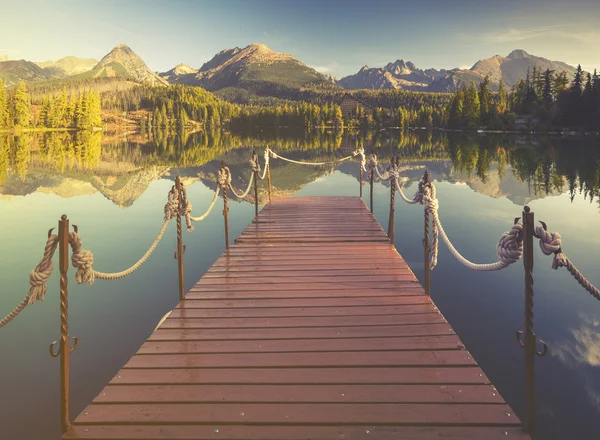 Horské jezero v Alpách — Stock fotografie