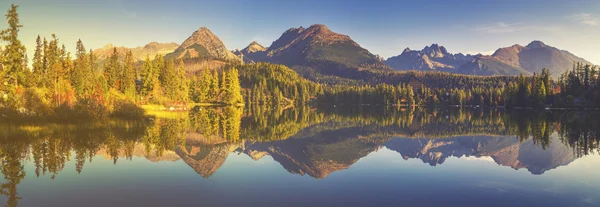 Horské jezero v Alpách — Stock fotografie