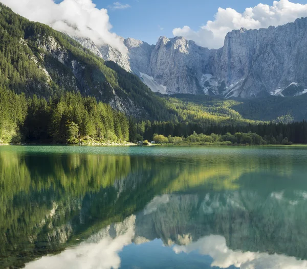 Bergsee in den Alpen — Stockfoto