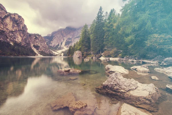 Horské jezero v Alpách — Stock fotografie