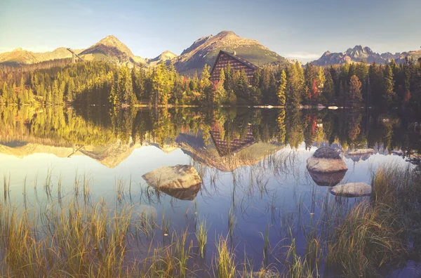 Górskie jezioro w Alpach — Zdjęcie stockowe