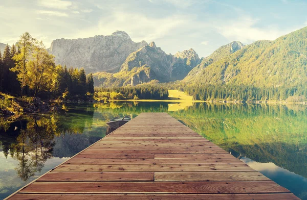 Horské jezero v Alpách — Stock fotografie