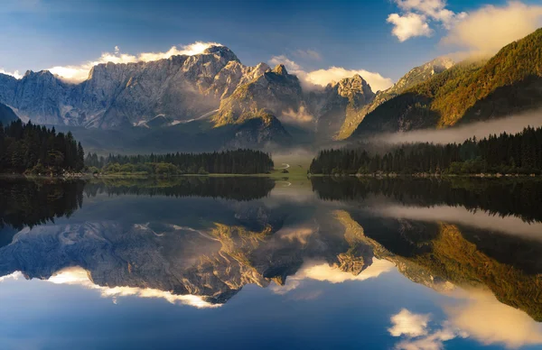 Hegyi tó az Alpokban — Stock Fotó