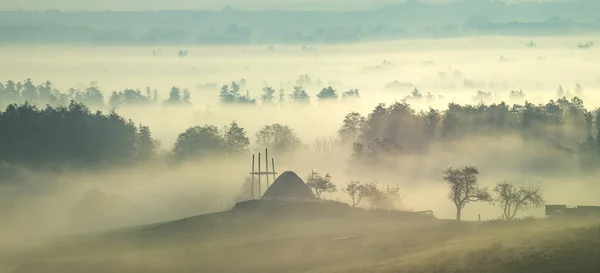 Jagdturm im Morgennebel — Stockfoto