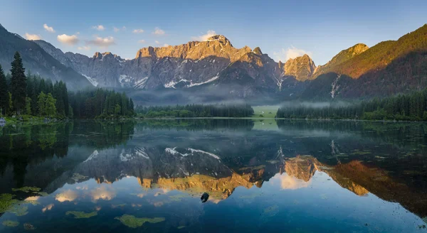 Lago Alpino, Laghi di Fusine — Fotografia de Stock