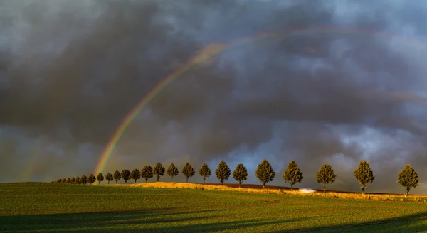 Arco Íris Colorido Sobre Campo Depois Passar Tempestade — Fotografia de Stock