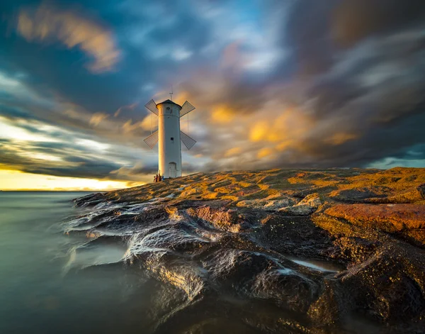 Faro Blanco Cerca Costa Rocosa Atardecer —  Fotos de Stock