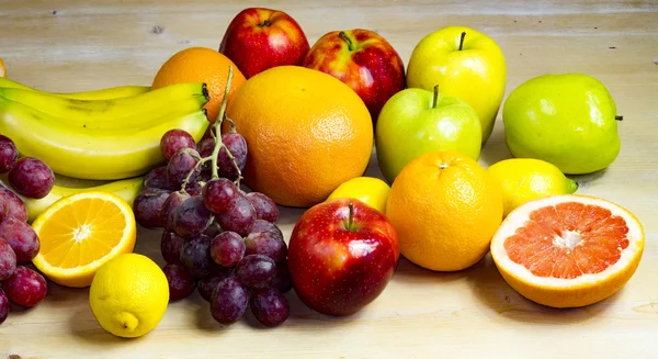 木製の背景上の果実 — ストック写真