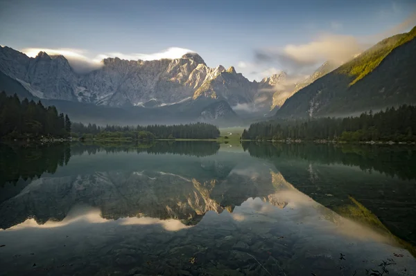 Lago Alpino, Laghi di Fusine — Fotografia de Stock