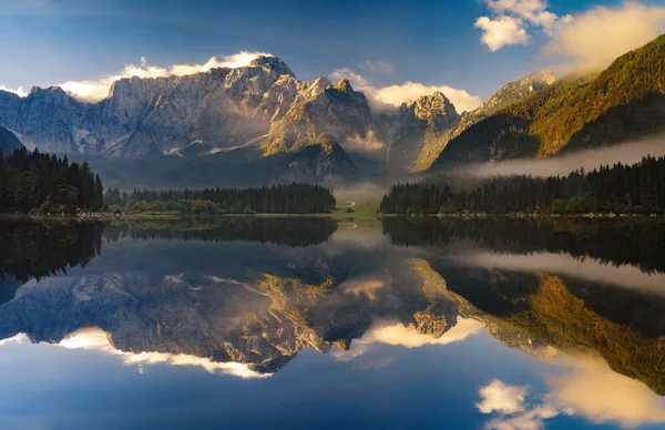 Vacker Utsikt Över Bergen Och Sjön Sommaren — Stockfoto