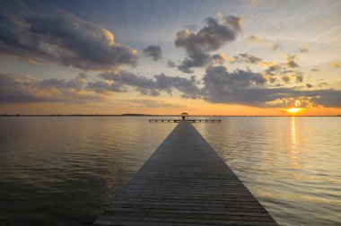 günbatımı manzaralı görünüm üzerinde göl Drawsko, Polonya