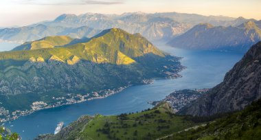 dağlar ve yaz nehirde doğal görünümünü