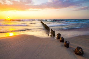 Gün batımında, deniz manzara kumlu plaj ve cliff