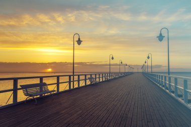 Denizin üzerinde gün batımı