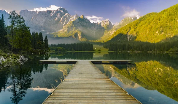Horské jezero v Alpách — Stock fotografie