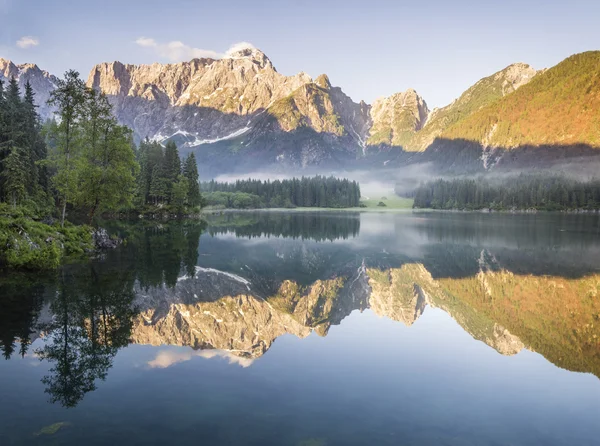 Lac de montagne dans les Alpes — Photo