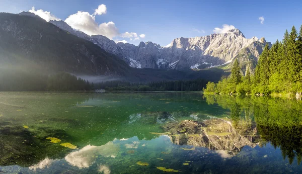 Horské jezero v Alpách — Stock fotografie