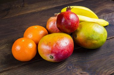 Ahşap arka plan üzerinde meyve