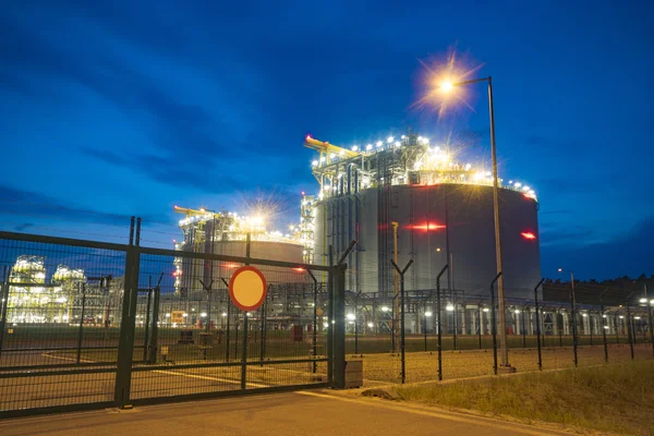 Tanques Armazenamento Noite Swinoujscie Polónia — Fotografia de Stock