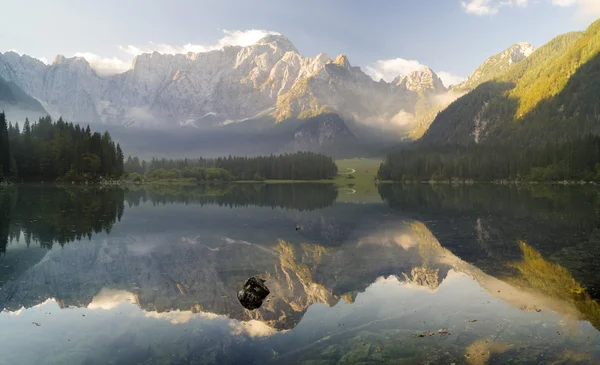 Mountain lake in the Alps — Stock Photo, Image
