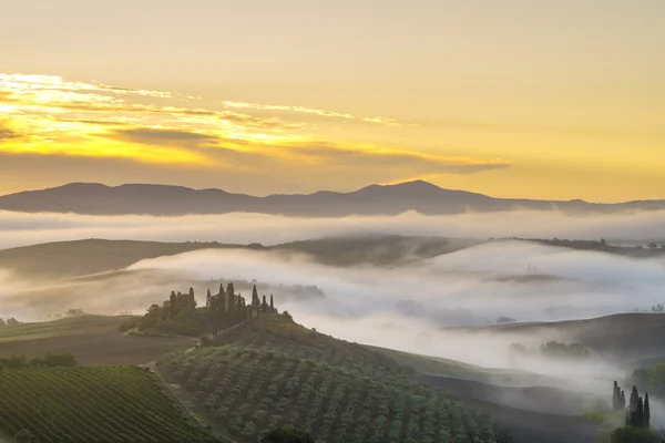 Toscane landschap, herfst veld, eenzame huis in Toscane — Stockfoto