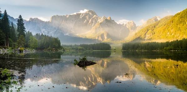 Lago de montanha nos alpes — Fotografia de Stock