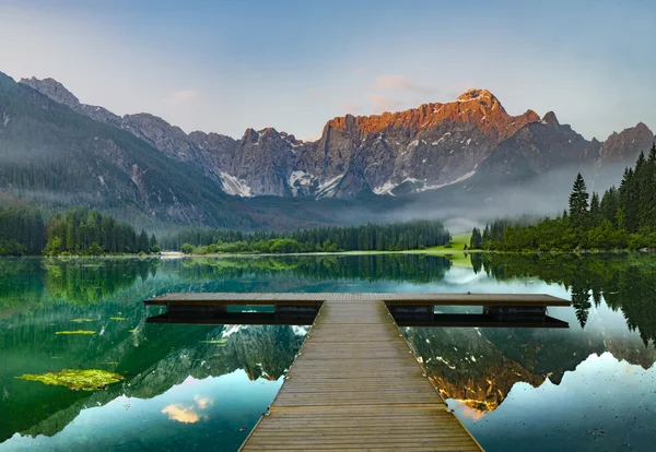 Horské jezero v Alpách — Stock fotografie