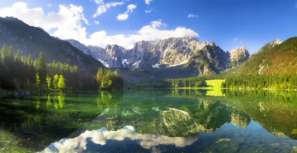 Alplerdeki dağ gölü