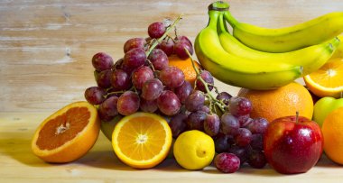 Ahşap arka plan üzerinde meyve