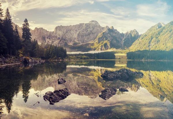 Horské jezero v Alpách — Stock fotografie