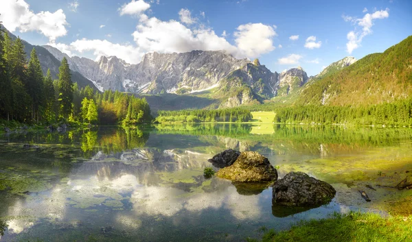 Alplerdeki dağ gölü