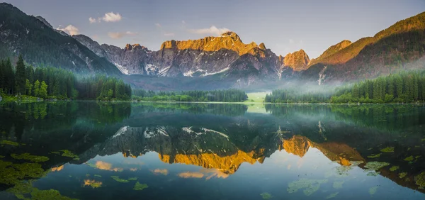 Горное озеро в Альпах — стоковое фото